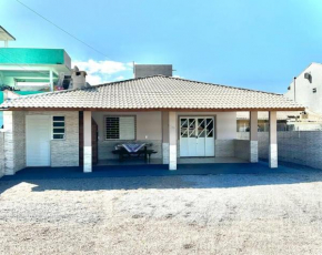 Casa completa a 200m do mar na Praia da Pinheira.